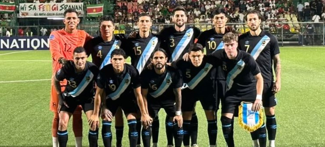 Selección de Guatemala previo al inicio al encuentro ante Surinam.