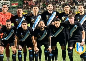 Selección de Guatemala previo al inicio al encuentro ante Surinam.