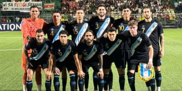 Selección de Guatemala previo al inicio al encuentro ante Surinam.