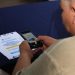 Usuario escanea con su teléfono celular un código QR de material informativo de la DGT.