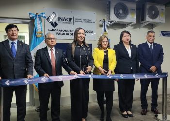 Autoridades participan en el corte de cinta frente a la entrada del Laboratorio de Toxicología del Inacif.