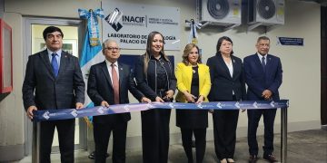 Autoridades participan en el corte de cinta frente a la entrada del Laboratorio de Toxicología del Inacif.