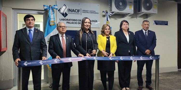 Autoridades participan en el corte de cinta frente a la entrada del Laboratorio de Toxicología del Inacif.