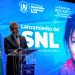 Joaquín Barnoya habla desde un atril frente a una pantalla que anuncia el lanzamiento del suplemento nutricional lipídico.