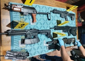 Durante la diligencia, las autoridades decomisaron un arsenal conformado por cuatro carabinas, una escopeta, cuatro pistolas y 196 municiones. / Foto: PNC