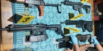 Durante la diligencia, las autoridades decomisaron un arsenal conformado por cuatro carabinas, una escopeta, cuatro pistolas y 196 municiones. / Foto: PNC