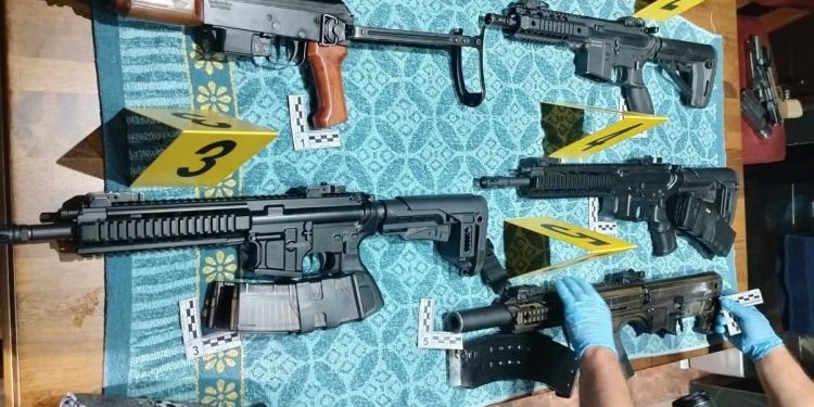 Durante la diligencia, las autoridades decomisaron un arsenal conformado por cuatro carabinas, una escopeta, cuatro pistolas y 196 municiones. / Foto: PNC