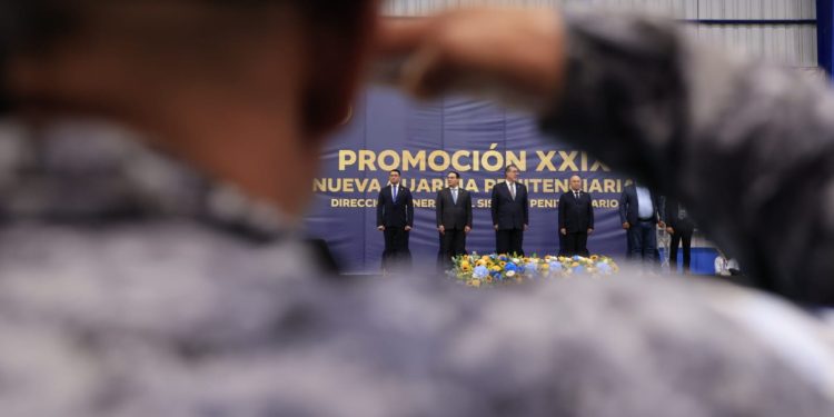 Presidente Arévalo insta a nueva guardia penitenciaria a servir con integridad