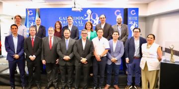 Comité organizador y representantes de las 12 empresas finalistas/Foto: AGEXPORT