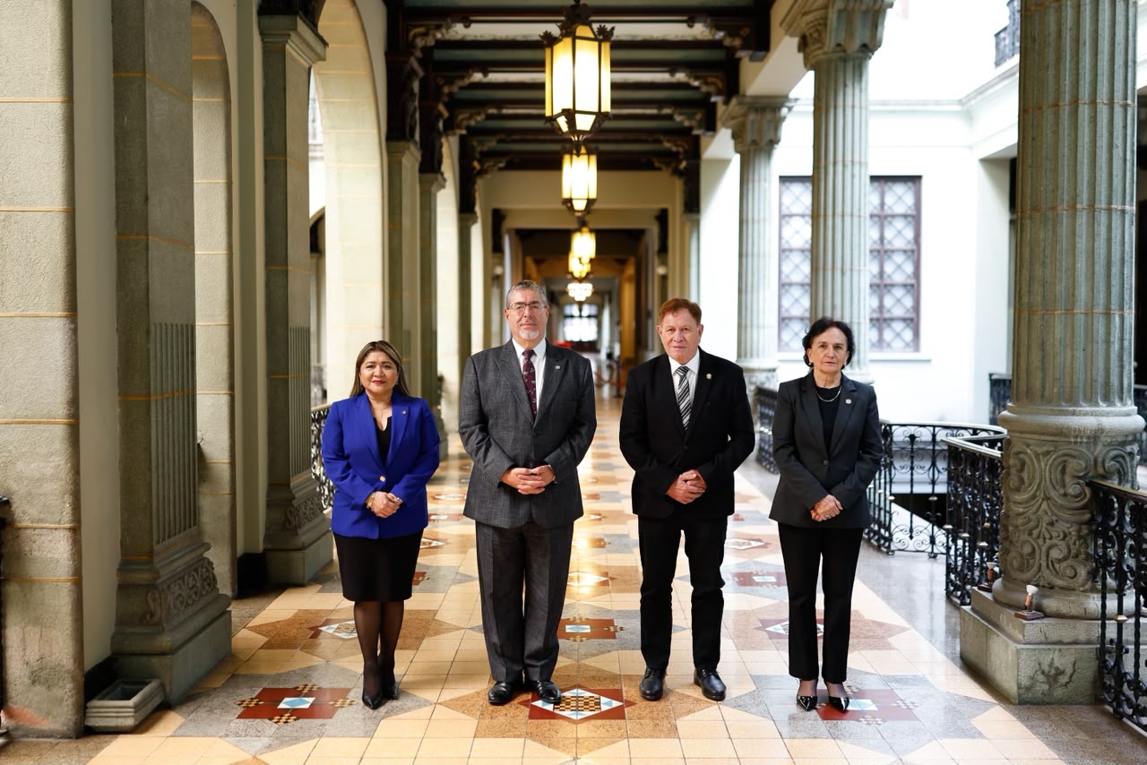 Presidente Bernardo Arévalo junto a la presidenta del Organismo Judicial, Jenny Noemí Alvarado, el presidente del Congreso de la República, Luis Contreras, y la presidenta de la Corte de Constitucionalidad, Annabella Morfin.