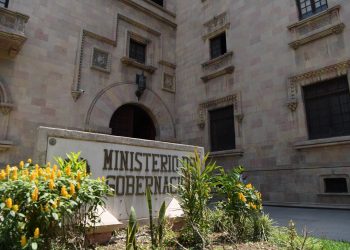 Mingob pone a disposición de tribunales a siete integrantes de la PNC