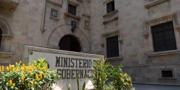 Mingob pone a disposición de tribunales a siete integrantes de la PNC