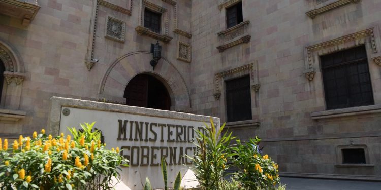 Mingob pone a disposición de tribunales a siete integrantes de la PNC