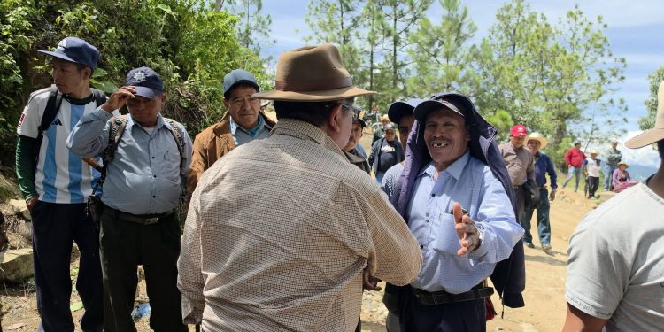 Gobernador de San Marcos escucha peticiones de comunidades de Concepción Tutuapa