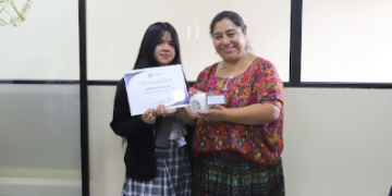 Entregan reconocimientos a estudiantes que finalizaron práctica supervisada en la gobernación de Alta Verapaz .