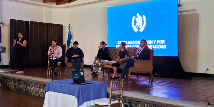 Evalúan avances de la Política Nacional en Discapacidad durante encuentro en Cobán