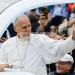 El papa retoma las audiencias y se vuelve a subir al papamóvil tras su operación