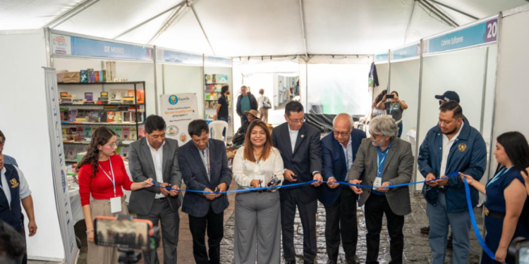 Estudiantes y familias celebran la primera edición de la Feria Libro al Viento en Huehuetenango