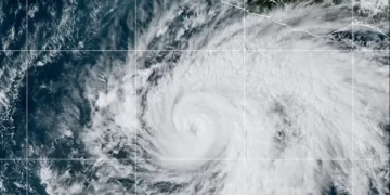 Vance sube a huracán de categoría 2 y provoca lluvias en Michoacán, Guerrero y Oaxaca