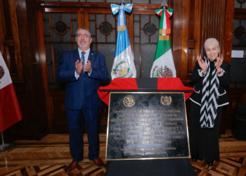 Guatemala y México develan placa conmemorativa en reconocimiento al asilo político brindado a guatemaltecos. /Foto: Alex Jacinto