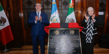 Guatemala y México develan placa conmemorativa en reconocimiento al asilo político brindado a guatemaltecos. /Foto: Alex Jacinto
