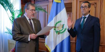 Presidente Arévalo reafirma cargo de Menkos en el ministerio de Finanzas Públicas. (Foto: Minfin)