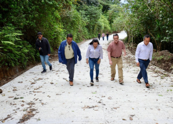 Supervisan proyectos de infraestructura en San Vicente Pacaya