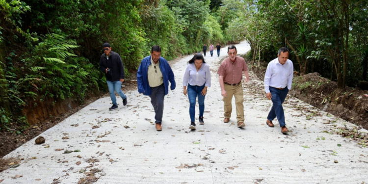 Supervisan proyectos de infraestructura en San Vicente Pacaya